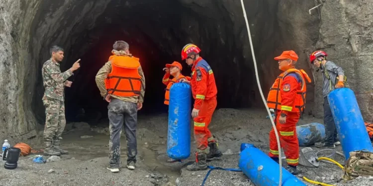 Sobreviviente acusa a supervisor extranjero de abandonar a más de 200 trabajadores antes de que un deslave sepultara túnel hidroeléctrico en Nepal