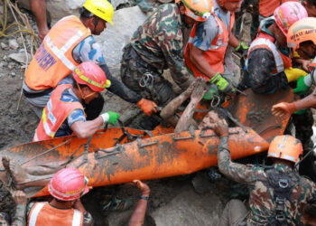Rescatados con vida dos trabajadores atrapados en Nepal