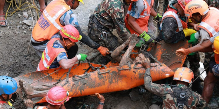 Rescatados con vida dos trabajadores atrapados en Nepal