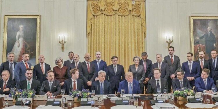 Trump se reúne con los gigantes de la tecnología para asegurar el liderazgo de EE. UU. en la era de la «Superinteligencia»
