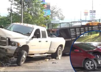 Por andar bien a “a pichinga” conductor choca con el troco de un pickup