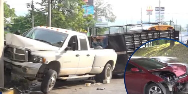 Por andar bien a “a pichinga” conductor choca con el troco de un pickup