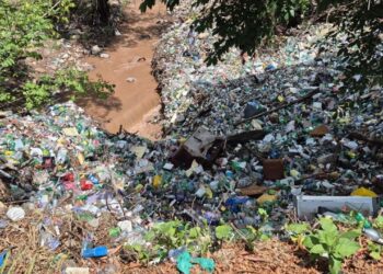 ¡No sea cerdo! Hasta un carro chatarra encontraron debajo de un cerro de basura en el Hato de Enmedio