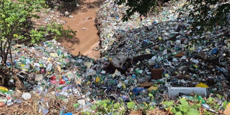 ¡No sea cerdo! Hasta un carro chatarra encontraron debajo de un cerro de basura en el Hato de Enmedio