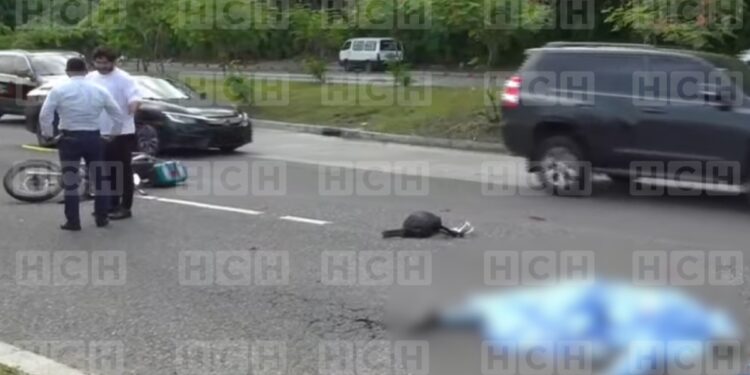 ¡Le salió cara la pinta! Por ir haciendo “zigzag”, motociclista perece al impactar con carro en SPS