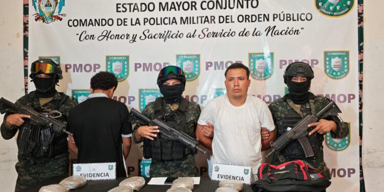 ¡Caen con ocho paquetes de droga! PMOP captura a dos presuntos miembros de la Pandilla 18 en SPS