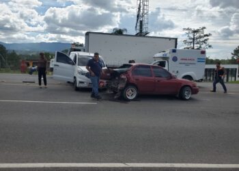Aparatosa colisión entre turismo y busito deja personas heridas en la carretera CA-5 a la altura de Siguatepeque