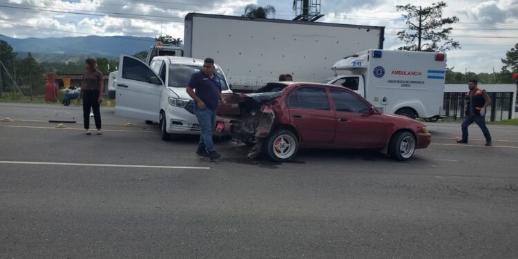 Aparatosa colisión entre turismo y busito deja personas heridas en la carretera CA-5 a la altura de Siguatepeque