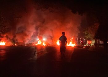 ¡Tensión en Cofradía! Policía Nacional desaloja a manifestantes que protestaban por alza de combustibles