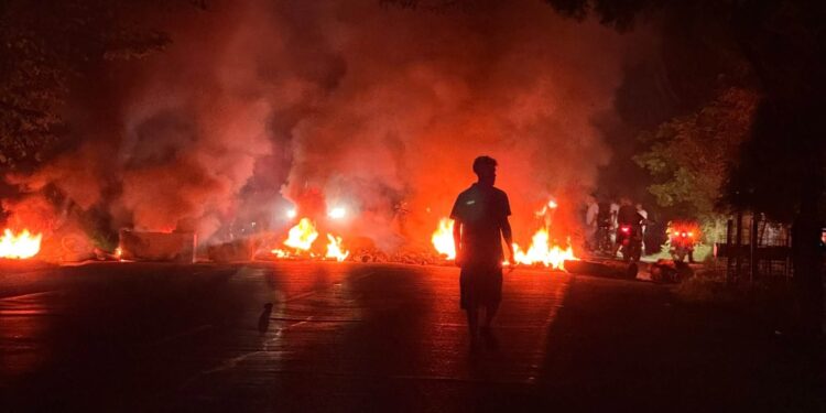 ¡Tensión en Cofradía! Policía Nacional desaloja a manifestantes que protestaban por alza de combustibles