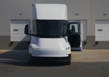 Tesla arranca la producción masiva de su camión eléctrico Semi con la meta de fabricar 50 mil unidades anuales