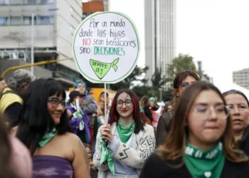 Cientos de mujeres marchan en Bogotá para defender el derecho al aborto en Colombia