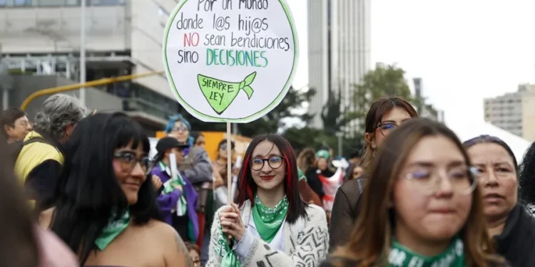 Cientos de mujeres marchan en Bogotá para defender el derecho al aborto en Colombia