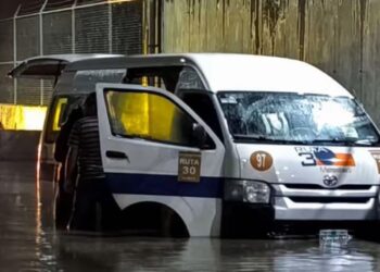 Seis pasajeros mueren en transporte público inundado en México