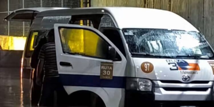 Seis pasajeros mueren en transporte público inundado en México