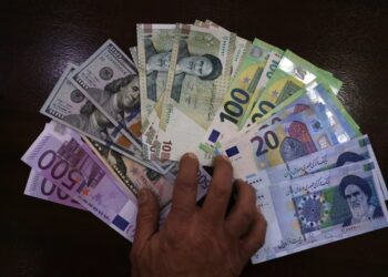 El rial iraní se desploma a un mínimo histórico de 2.5 millones por dólar bajo la presión de las sanciones y el bloqueo naval