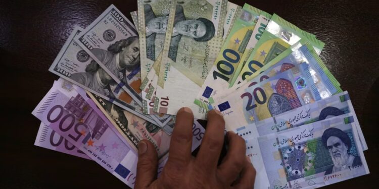 El rial iraní se desploma a un mínimo histórico de 2.5 millones por dólar bajo la presión de las sanciones y el bloqueo naval