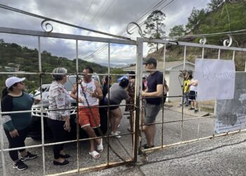 ¡Queremos agua! Vecinos de Paseo Las Campanas protestan porque la constructora no les suministró el vital líquido
