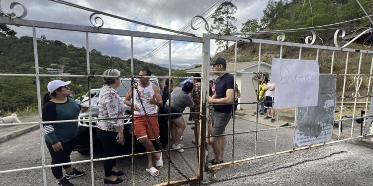 ¡Queremos agua! Vecinos de Paseo Las Campanas protestan porque la constructora no les suministró el vital líquido