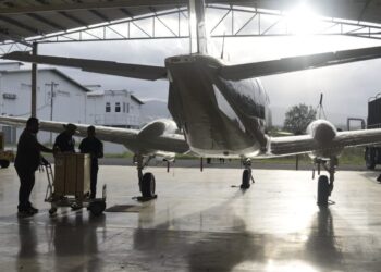Comenzó el bombardeo de las nubes… El avión sobrevuela Francisco Morazán esperando buenos resultados
