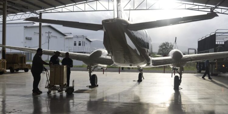 Comenzó el bombardeo de las nubes… El avión sobrevuela Francisco Morazán esperando buenos resultados