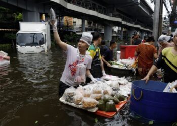 Bangkok se adapta a las inundaciones con mercados flotantes