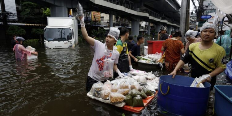 Bangkok se adapta a las inundaciones con mercados flotantes