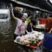Bangkok se adapta a las inundaciones con mercados flotantes