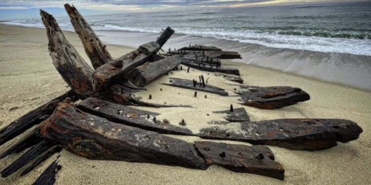 Posibles restos de un naufragio de 1884 aparecieron en la costa de Massachusetts luego de las tormentas del noreste