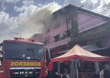 Un voraz incendio hace arder una tienda de ropa en barrio Medina de San Pedro Sula