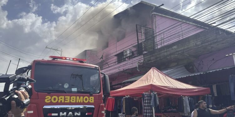 Un voraz incendio hace arder una tienda de ropa en barrio Medina de San Pedro Sula