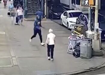 Le tiró un contenedor lleno de basura a una mujer de 90 años en Brooklyn y le fracturó la cadera: se fugó y la policía lo busca