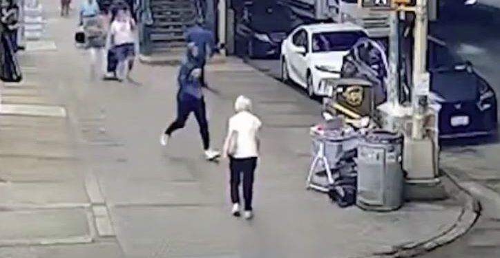 Le tiró un contenedor lleno de basura a una mujer de 90 años en Brooklyn y le fracturó la cadera: se fugó y la policía lo busca
