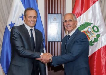 Presidente Asfura recibe cartas credenciales de nuevos embajadores de Perú y la República de Corea