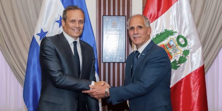 Presidente Asfura recibe cartas credenciales de nuevos embajadores de Perú y la República de Corea