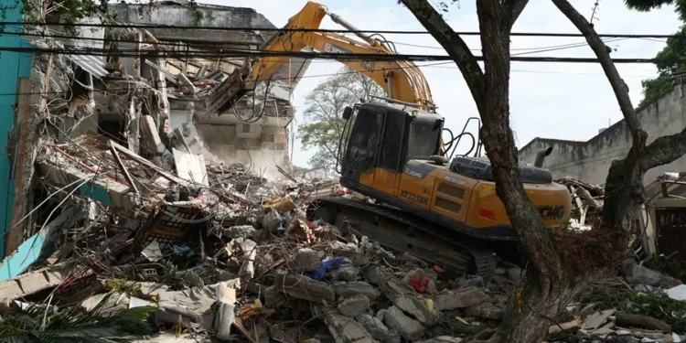 Cali comienza a demoler los edificios afectados por el terremoto de 7.4 en Colombia
