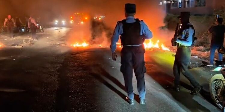 ¡Arde Chamelecón! manifestantes bloquearon el paso en la carretera y quemaron llantas