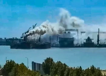 Al menos 25 muertos por el incendio de un buque de carga extranjero en China