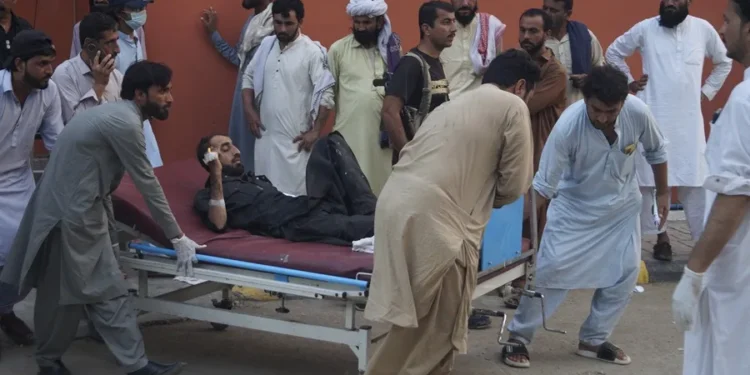 Once policías muertos en un atentado con coche bomba en el noroeste de Pakistán
