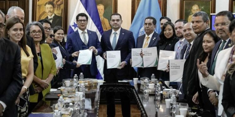 Sociedad civil entrega al Legislativo nueva propuesta de reformas electorales
