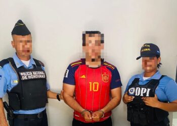 Detienen a motociclista por portar una licencia de conducir falsa en La Ceiba, Atlántida