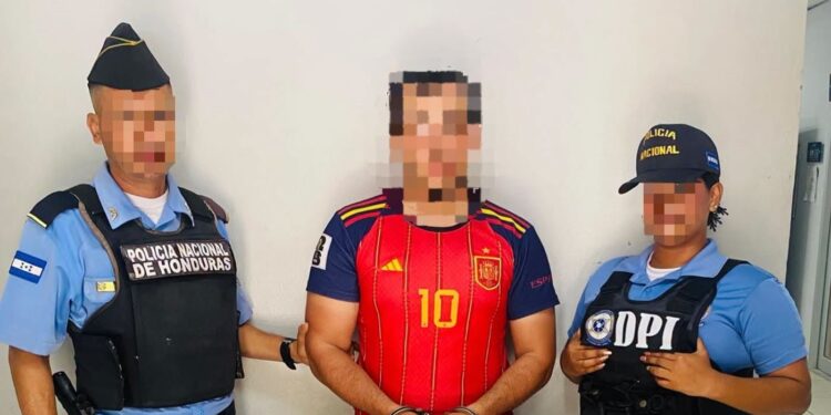 Detienen a motociclista por portar una licencia de conducir falsa en La Ceiba, Atlántida
