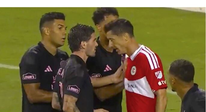 El tenso cruce entre Rodrigo De Paul y Robert Lewandowski en el empate de Inter Miami ante Chicago Fire: “¿Quién sos, bobo?”