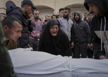 Un bombardeo israelí en Gaza mata a una pareja y sus dos hijos, según un hospital