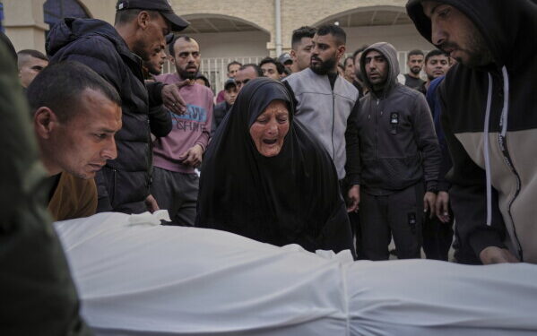 Un bombardeo israelí en Gaza mata a una pareja y sus dos hijos, según un hospital