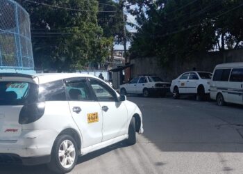 Terror en punto de taxis del Barrio El Bosque: Envían teléfono y proyectiles para extorsionarlos y paralizan el servicio