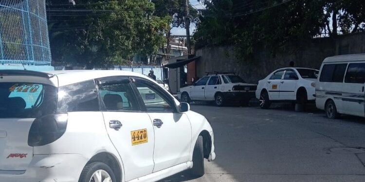 Terror en punto de taxis del Barrio El Bosque: Envían teléfono y proyectiles para extorsionarlos y paralizan el servicio