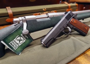 EE.UU. demanda a una ciudad de California por cobrar 1,600 dólares por la licencia de armas
