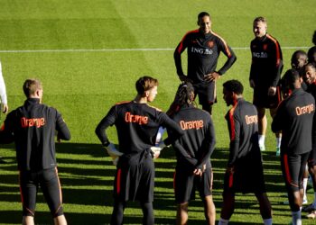 ¡Nueva era ‘Oranje’! Xavi Hernández asume como seleccionador de Países Bajos y confirma a van Dijk como capitán