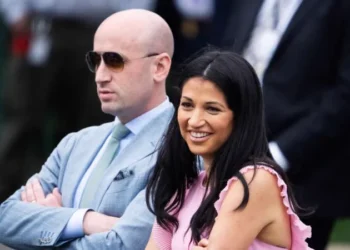 Destituyen a dos altos mandos del FBI en Washington tras archivar una denuncia de la esposa de Stephen Miller